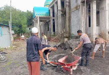 Sambut Ramadan, Polres Bima Gotong Royong Bersihkan Masjid